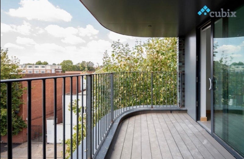 Room Valmar Road in Greater London