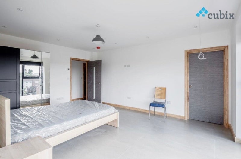 Room Valmar Road in Greater London