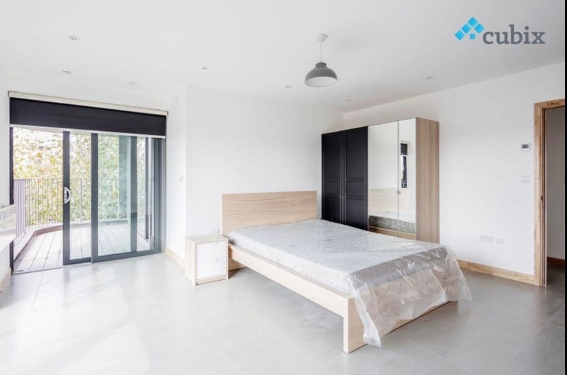 Room Valmar Road in Greater London