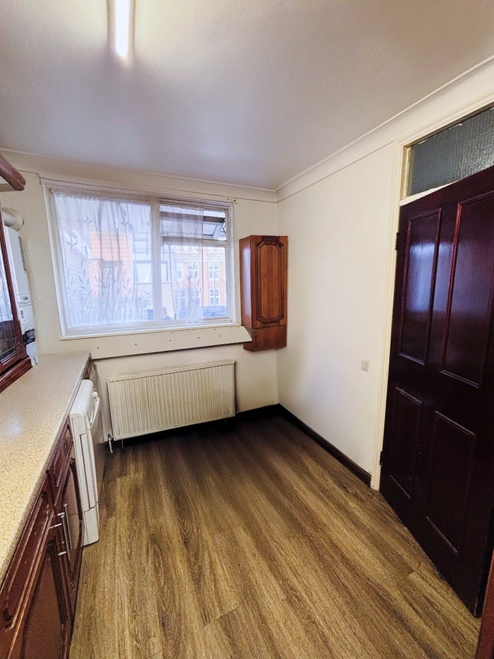 Room East Road in Greater London