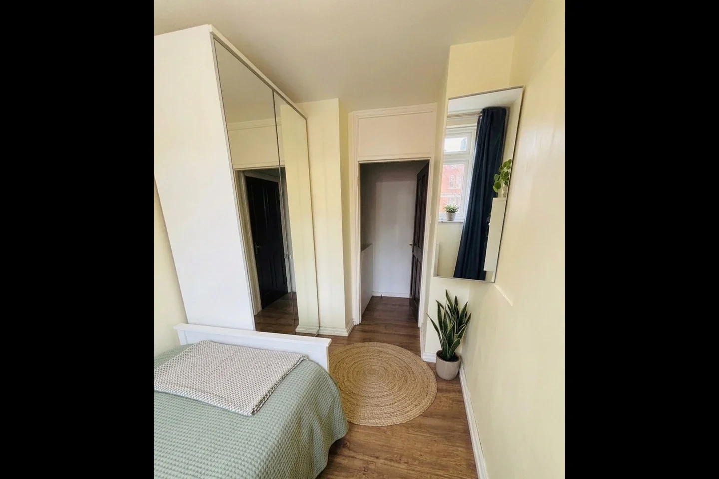 Room East Road in Greater London
