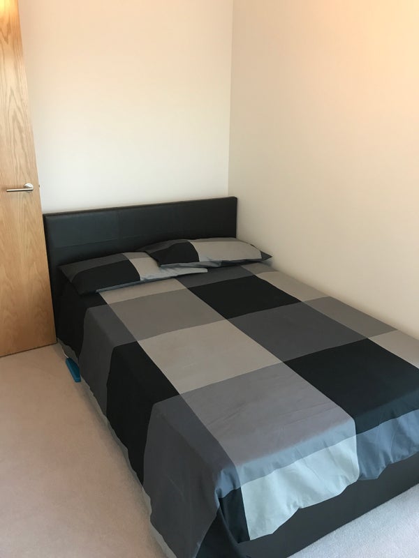 Flat Chandlers Avenue in Greater London