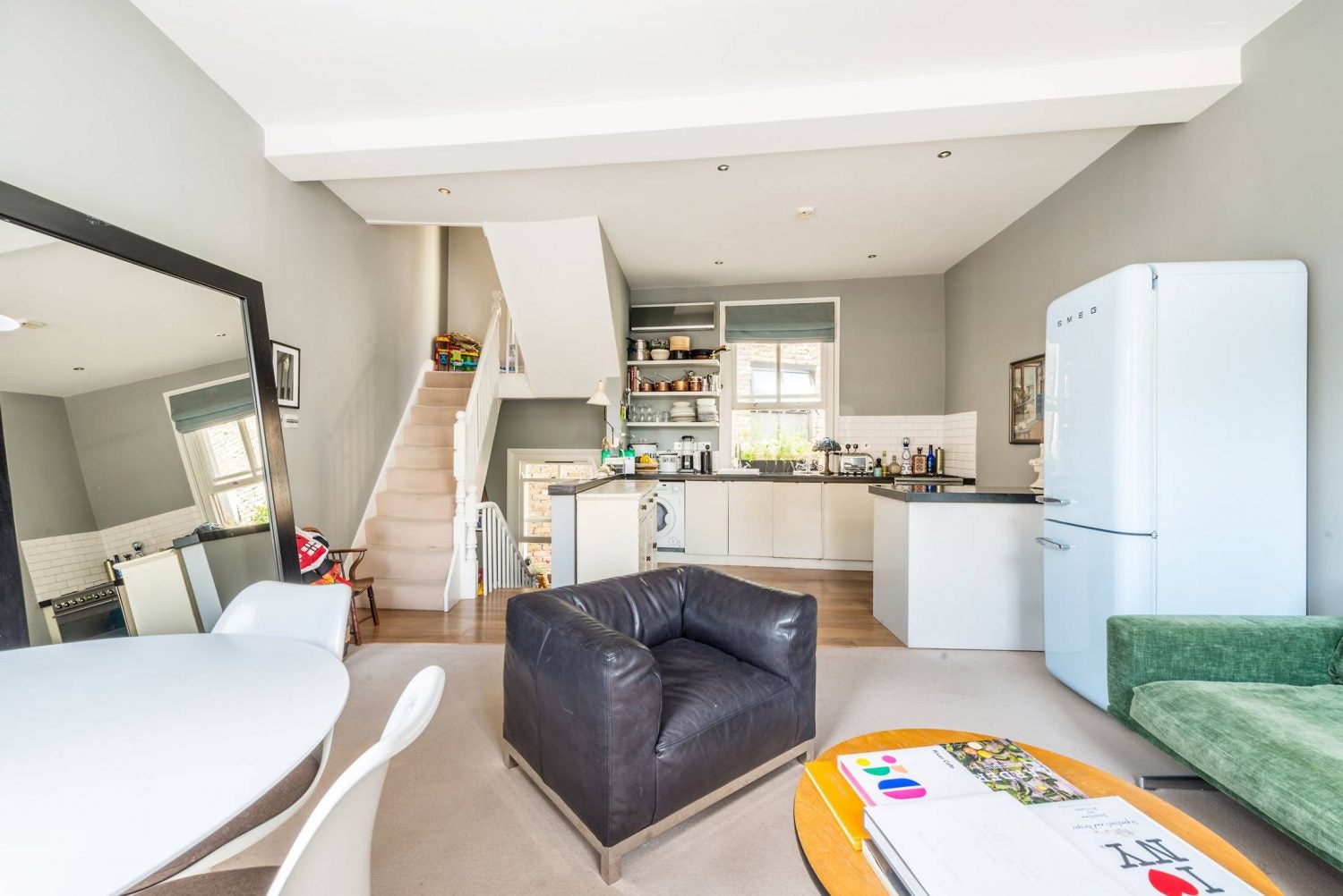 Flat Bramley Road in Greater London