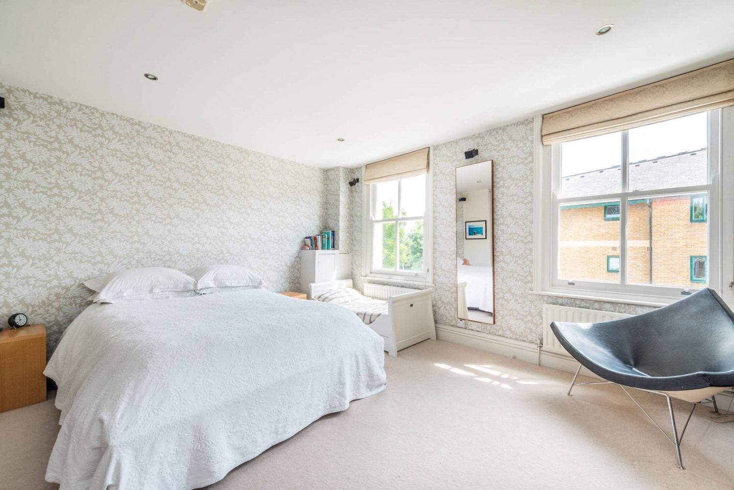 Flat Bramley Road in Greater London