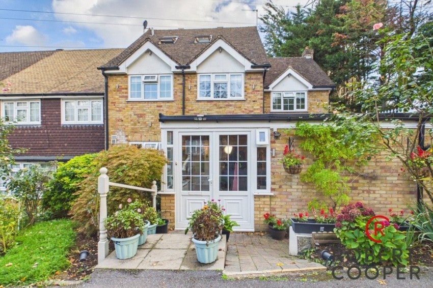 Flat Wakehams Hill in Greater London