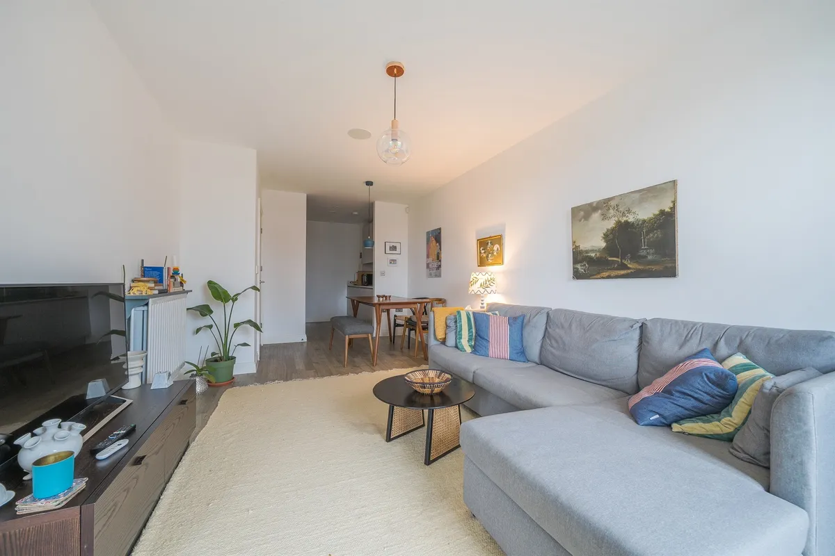 Flat Quayle Crescent in Greater London