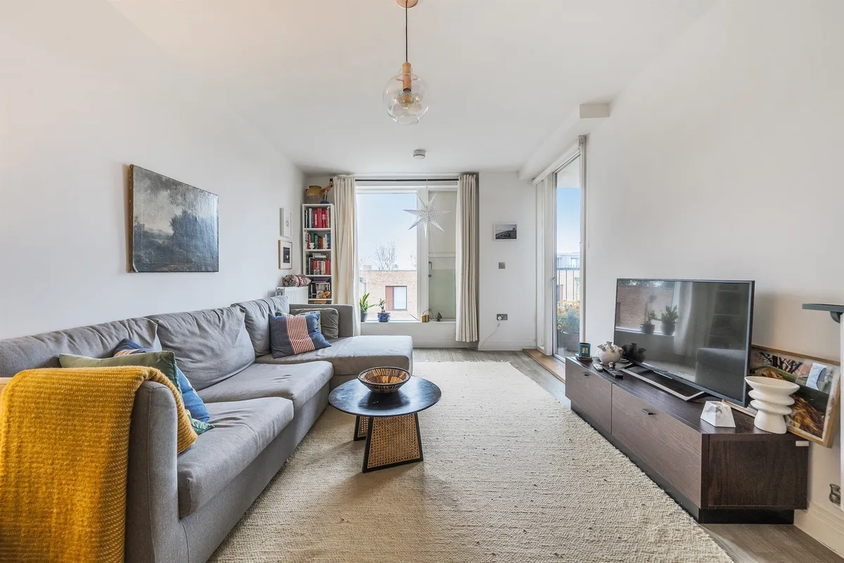 Flat Quayle Crescent in Greater London