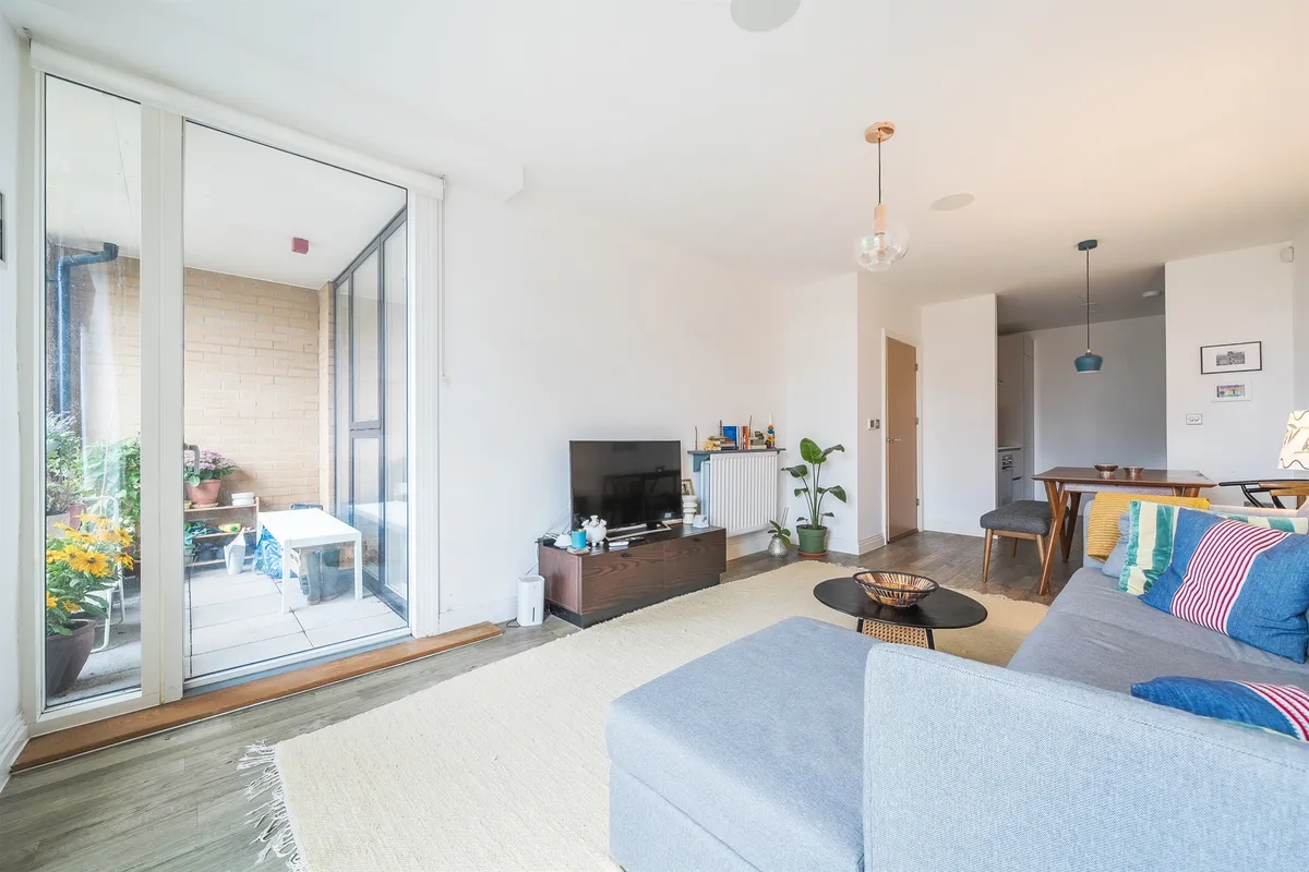 Flat Quayle Crescent in Greater London