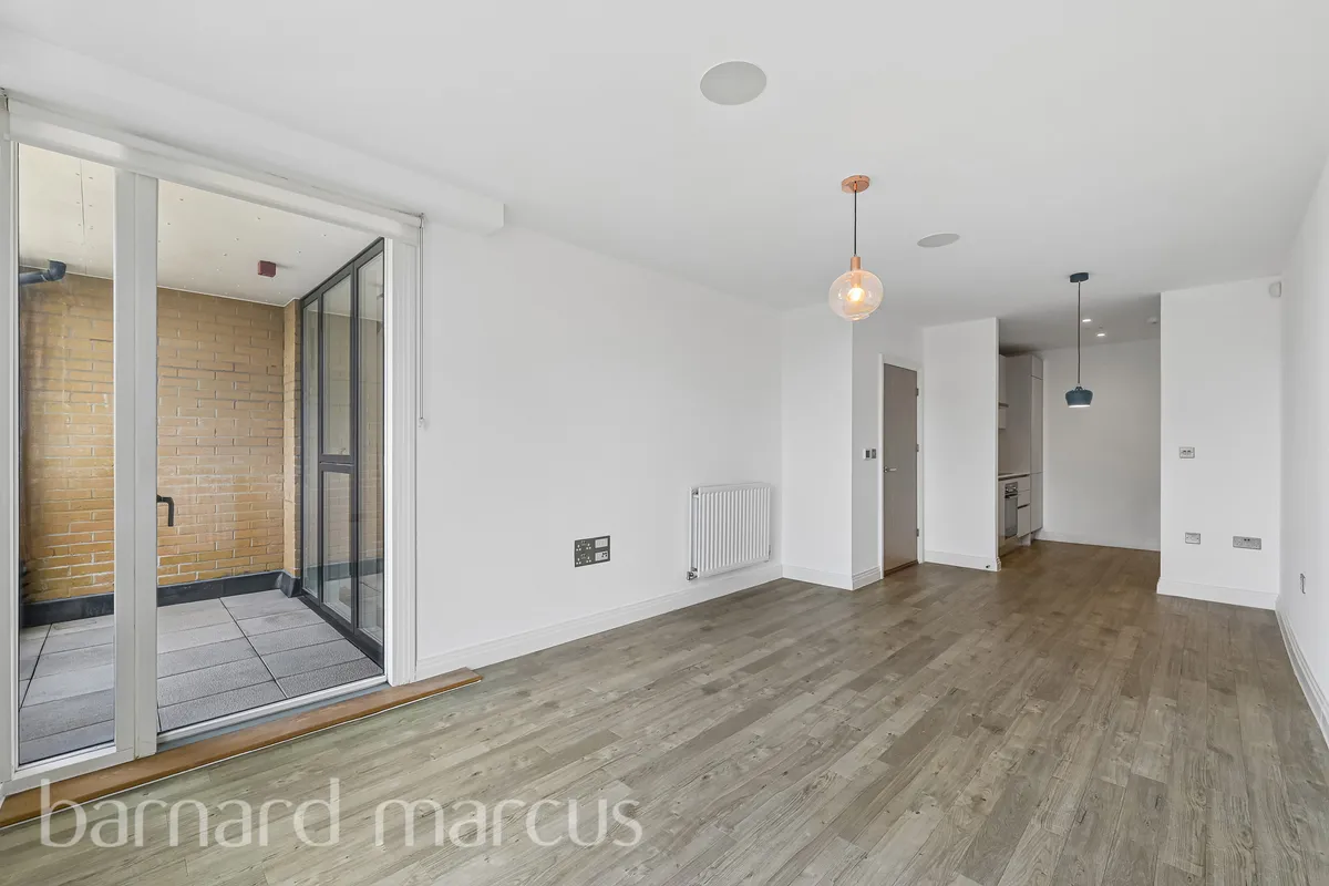 Flat Quayle Crescent in Greater London