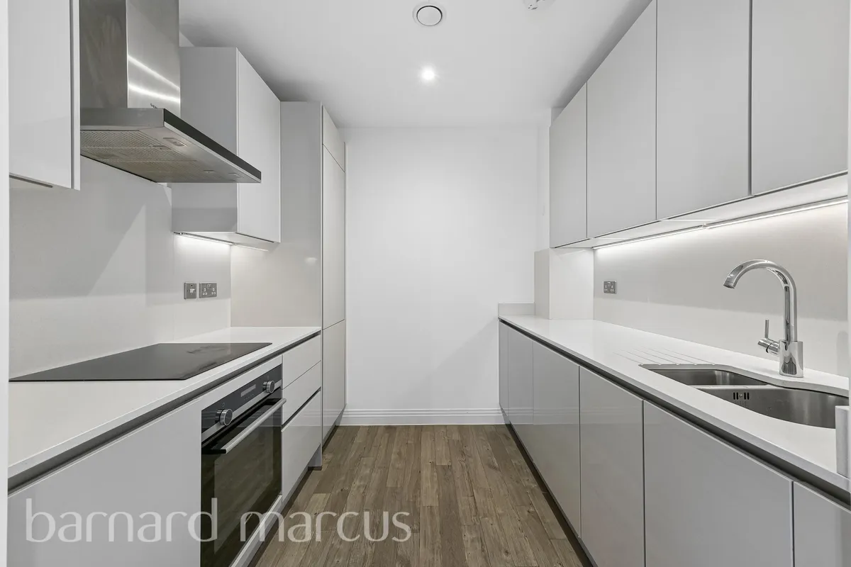 Flat Quayle Crescent in Greater London