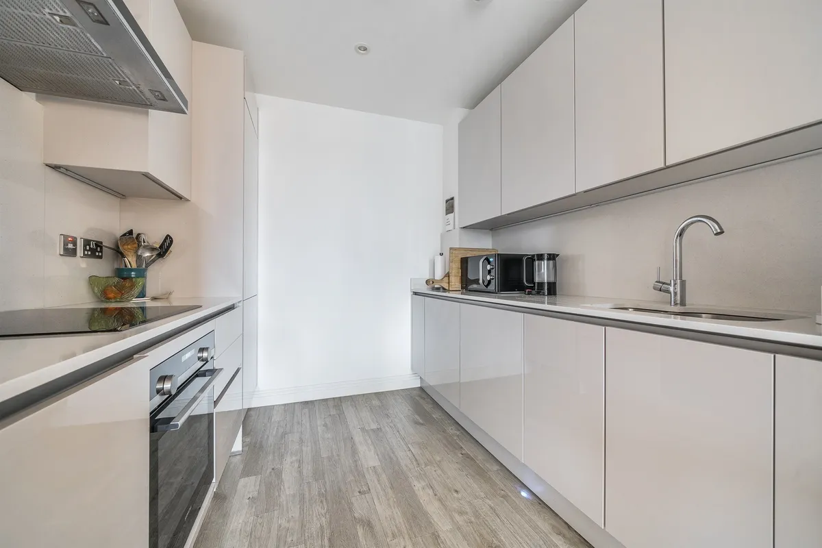 Flat Quayle Crescent in Greater London
