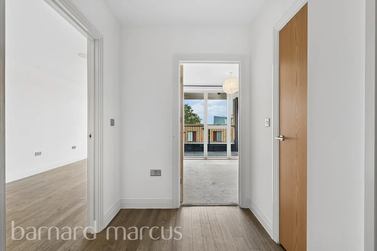 Flat Quayle Crescent in Greater London