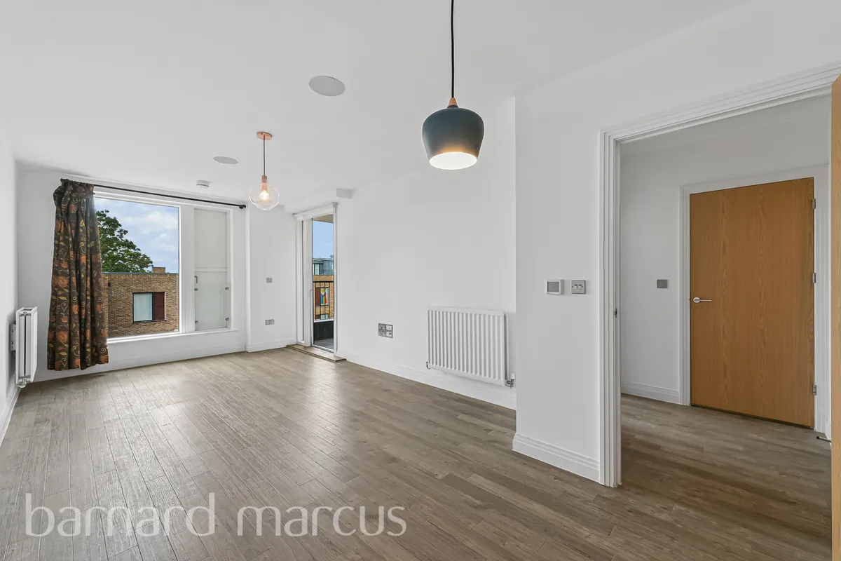 Flat Quayle Crescent in Greater London