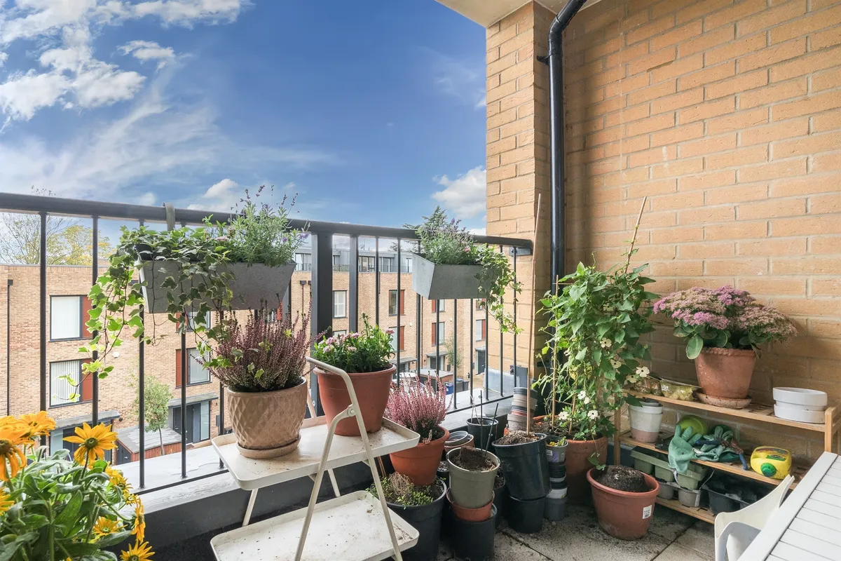 Flat Quayle Crescent in Greater London