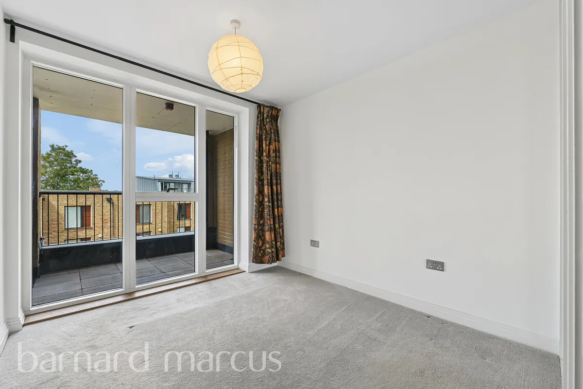 Flat Quayle Crescent in Greater London