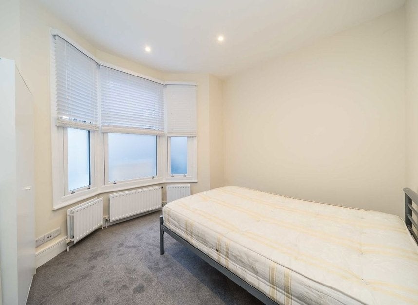 Flat Kepler Road in Greater London