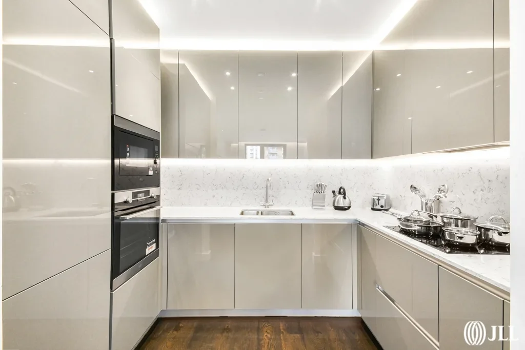 Flat Ponton Road in Greater London