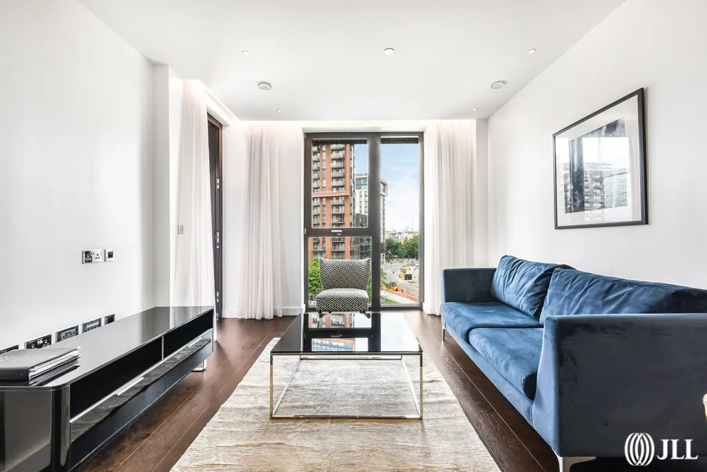 Flat Ponton Road in Greater London