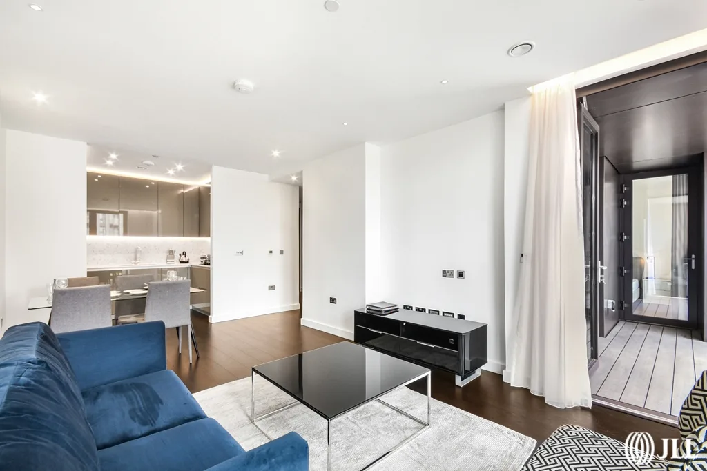 Flat Ponton Road in Greater London