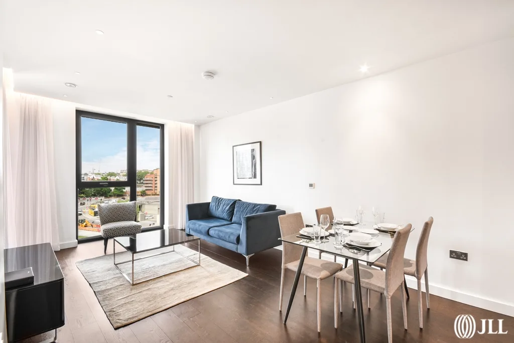 Flat Ponton Road in Greater London