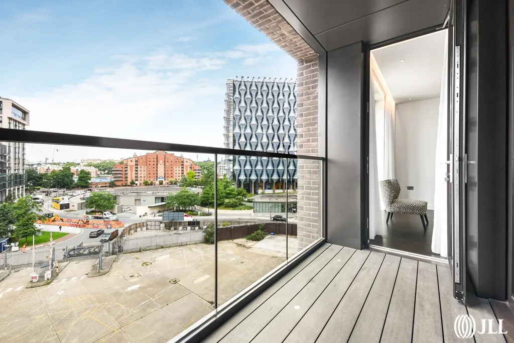 Flat Ponton Road in Greater London