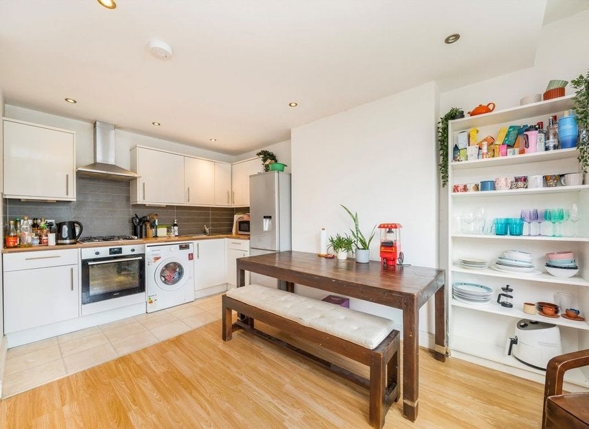 Flat Hazel Road in Greater London