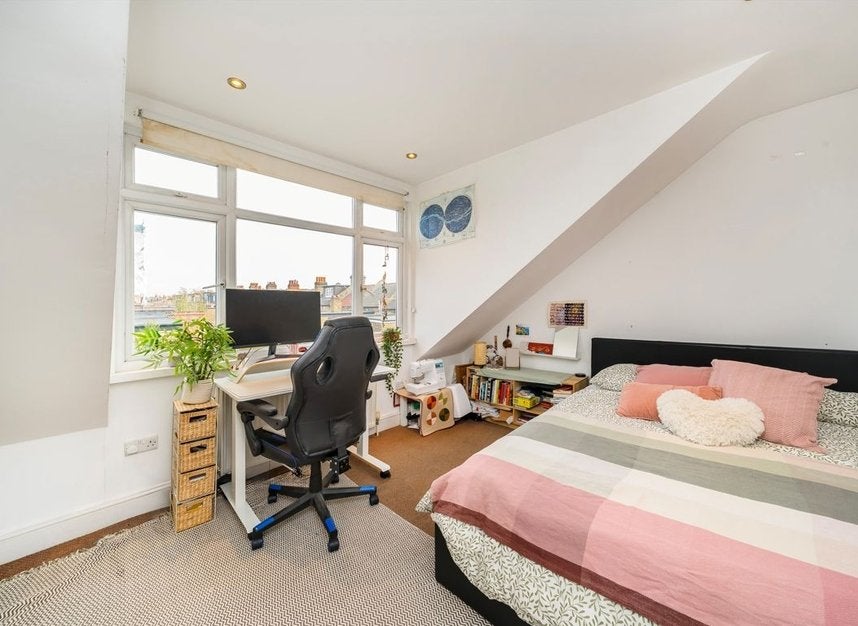 Flat Hazel Road in Greater London