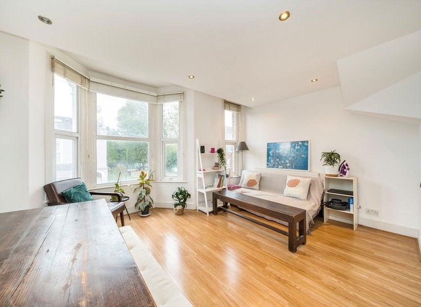 Flat Hazel Road in Greater London