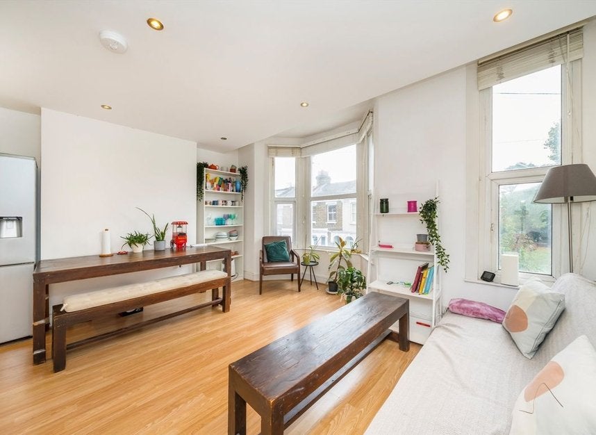 Flat Hazel Road in Greater London