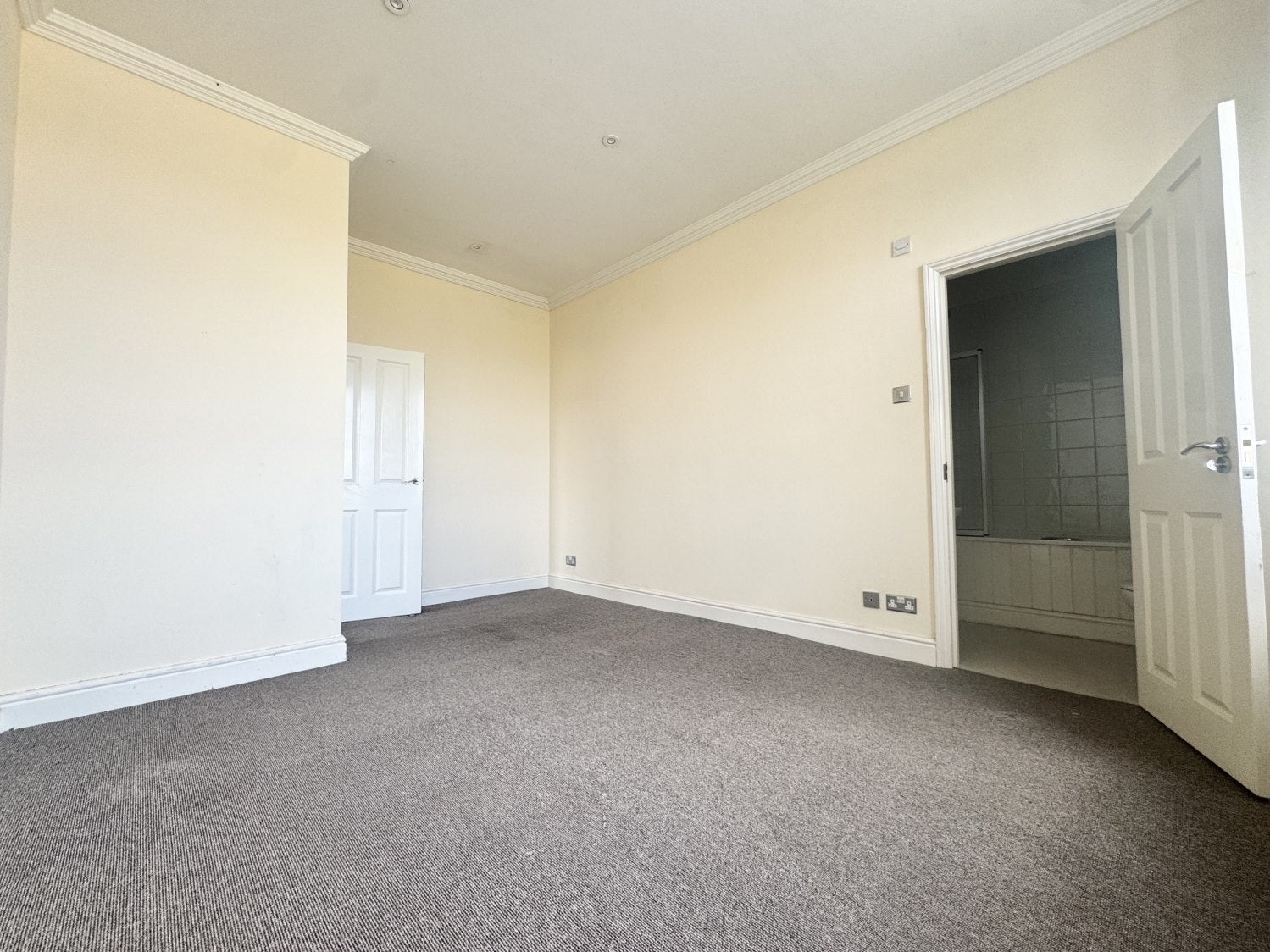 Flat Churchill Court in Newmarket