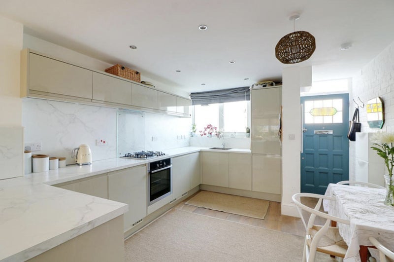 Room Pownall Road in Greater London