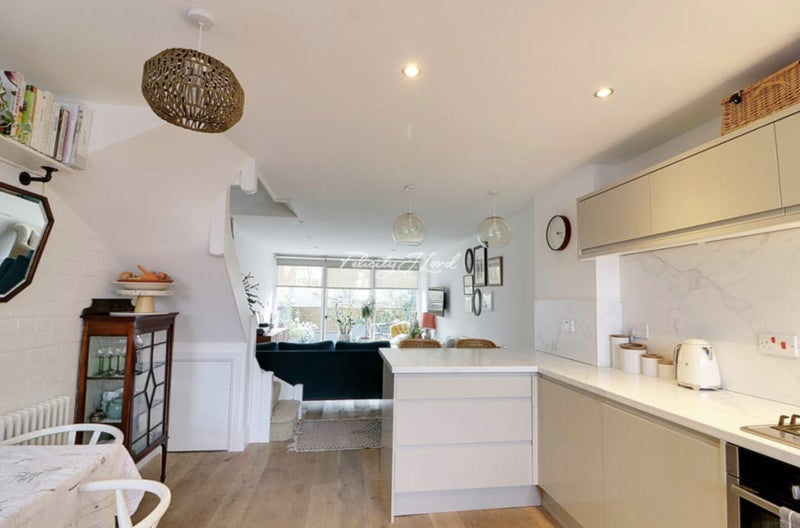 Room Pownall Road in Greater London