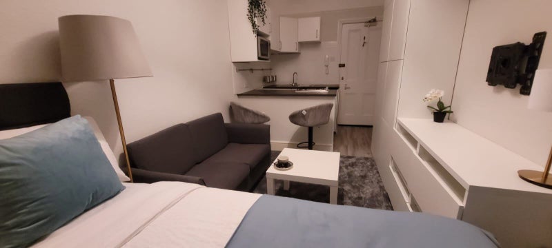 Flat Freeland Road in Greater London