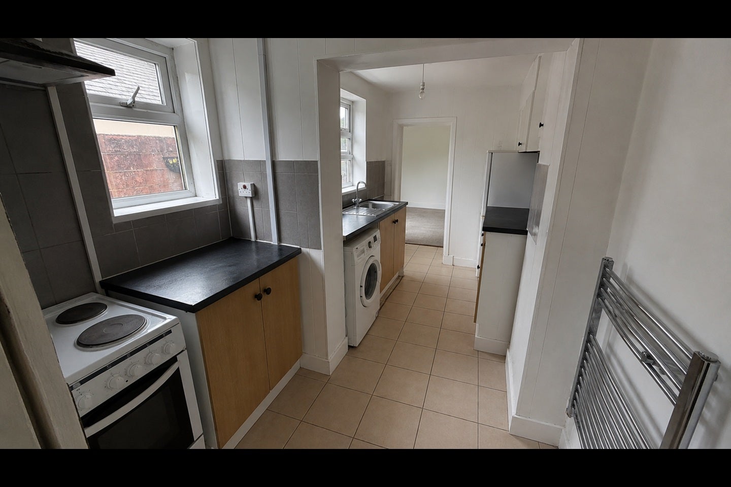 Flat Worplesdon Road in Guildford