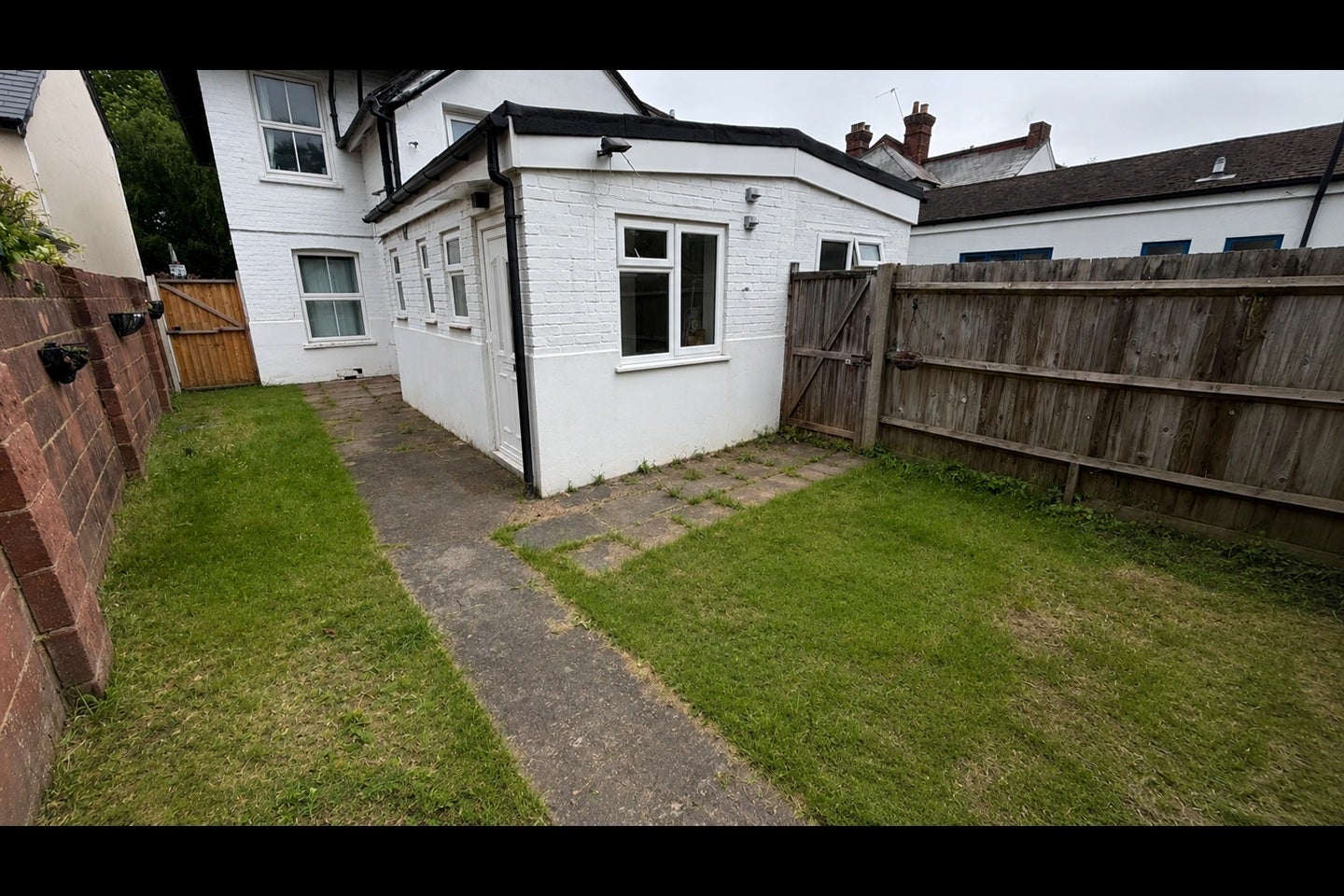 Flat Worplesdon Road in Guildford