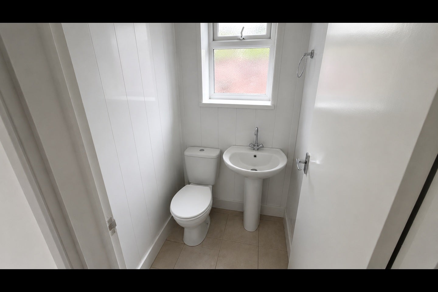 Flat Worplesdon Road in Guildford