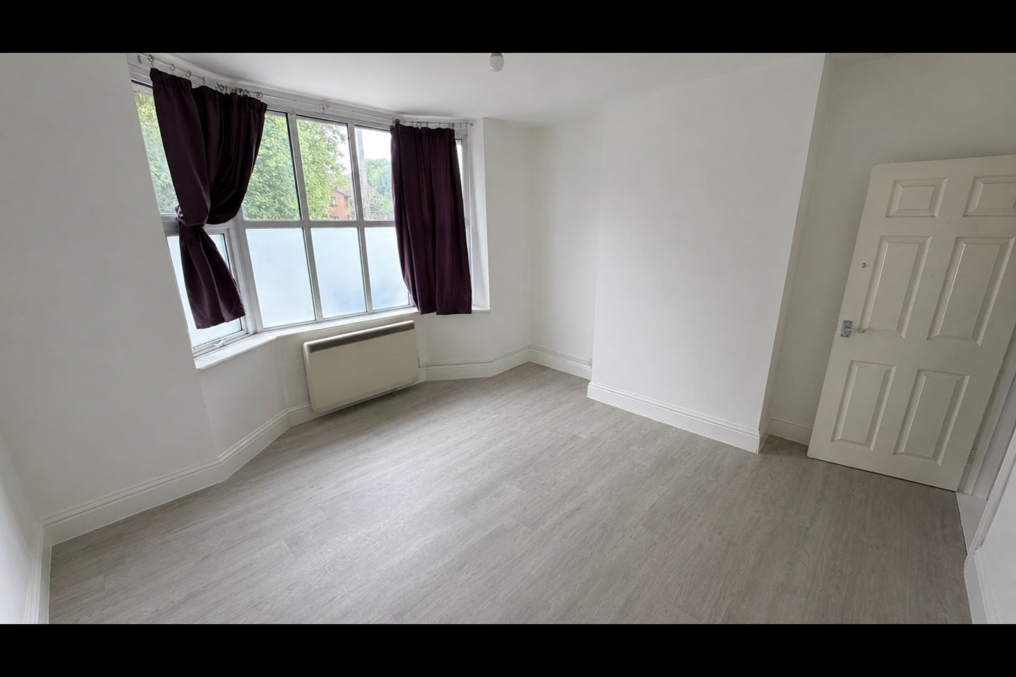 Flat Worplesdon Road in Guildford