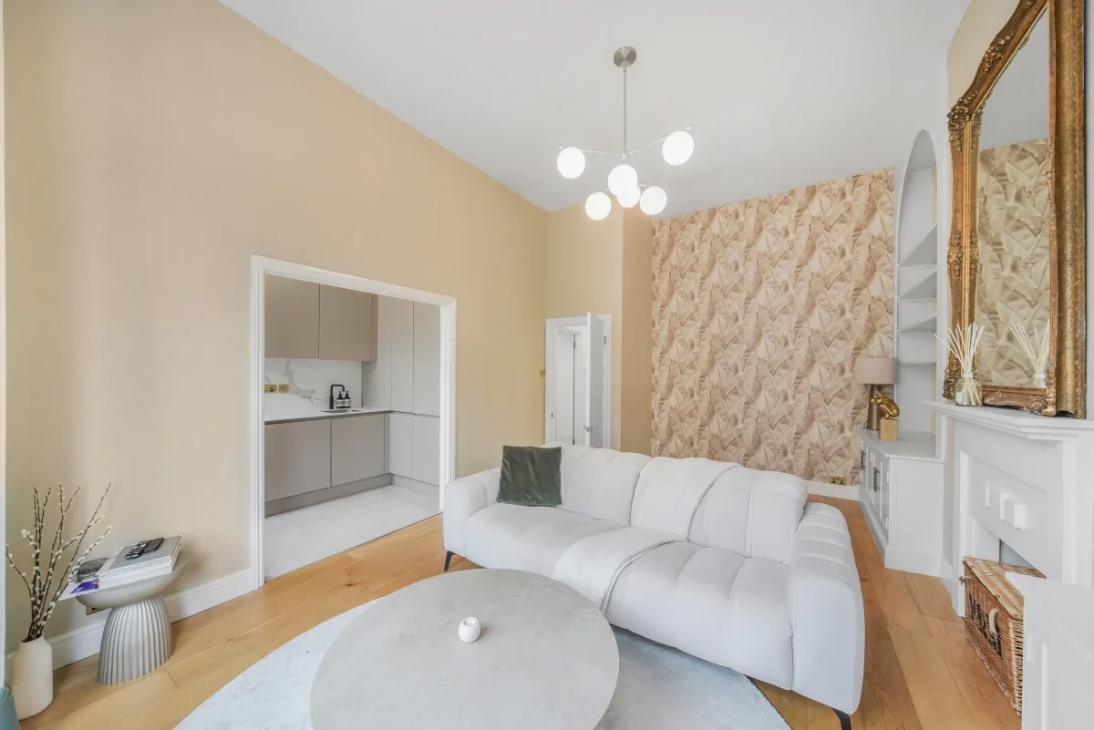 Flat Fernshaw Road in Greater London