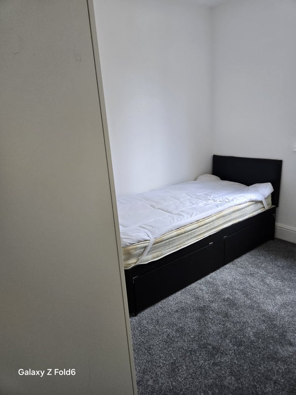Room Mayeswood Road in Greater London