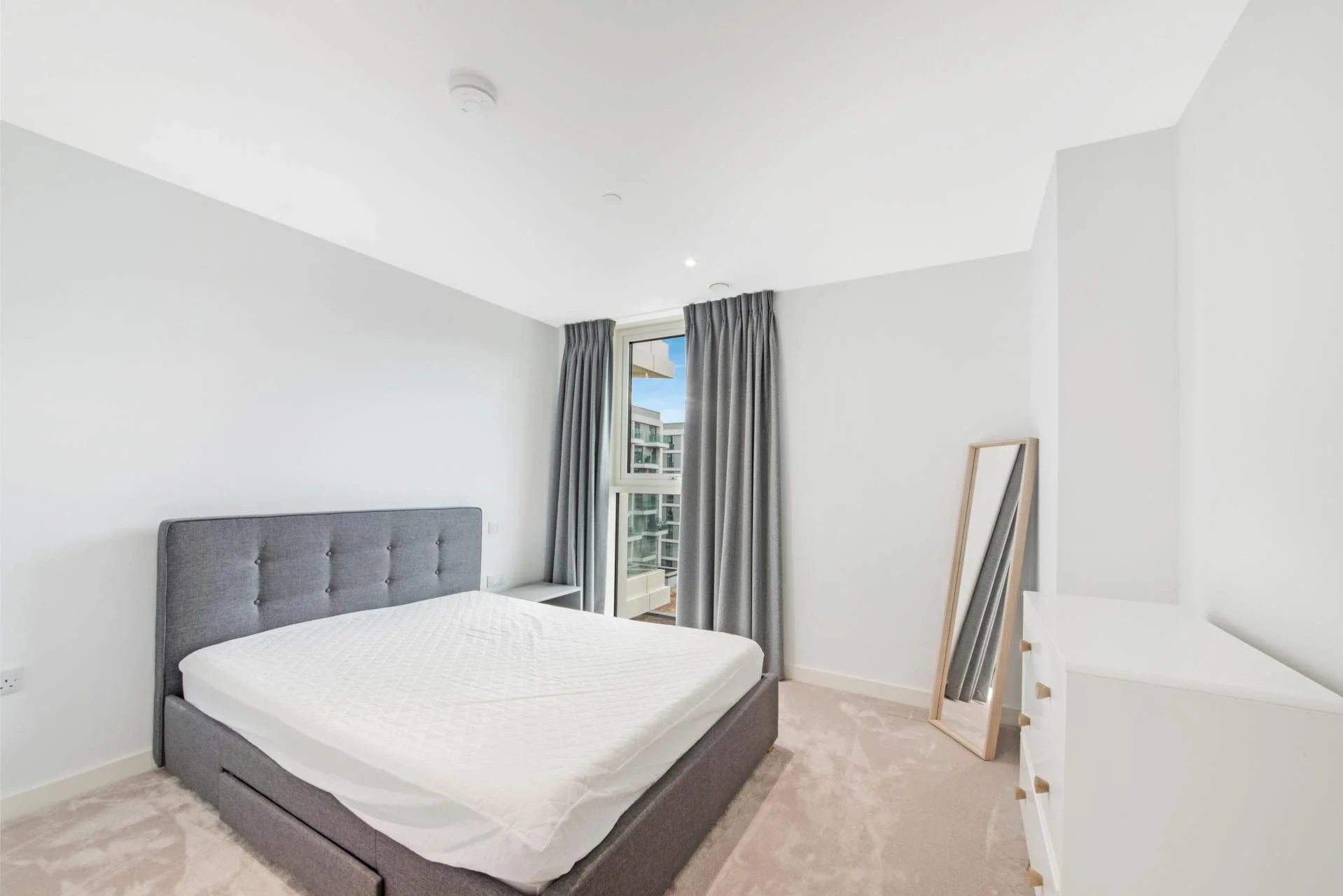 Flat Riverside Walk in Greater London