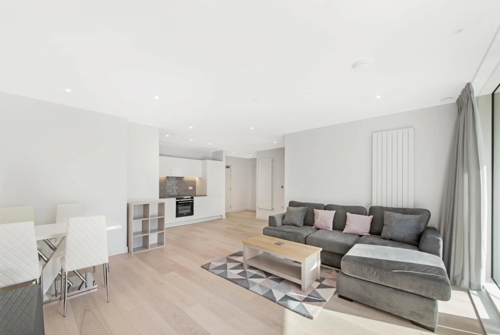 Flat Riverside Walk in Greater London