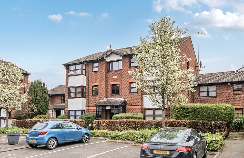 Flat Mayfield Road in Greater London