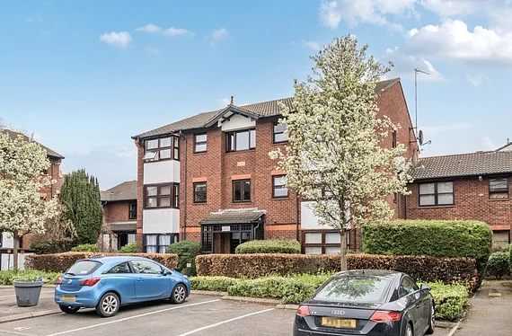 Flat Mayfield Road in Greater London