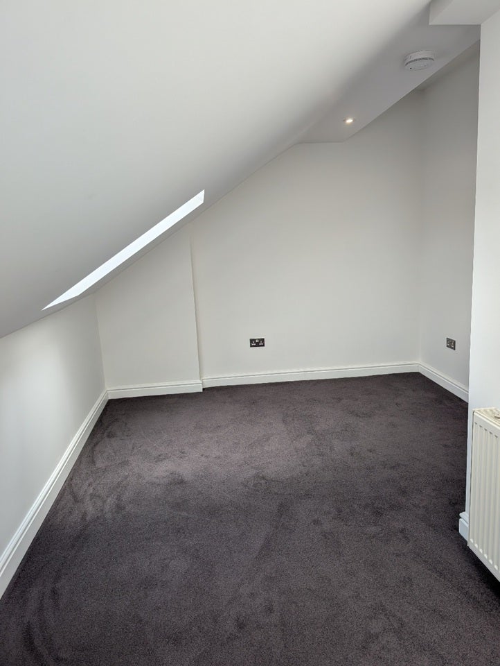 Flat Woodcote Road in Greater London