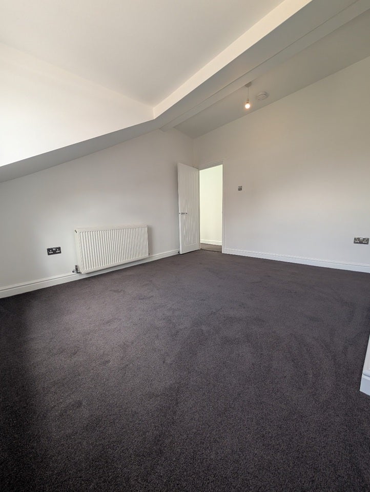 Flat Woodcote Road in Greater London