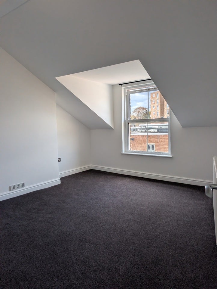 Flat Woodcote Road in Greater London