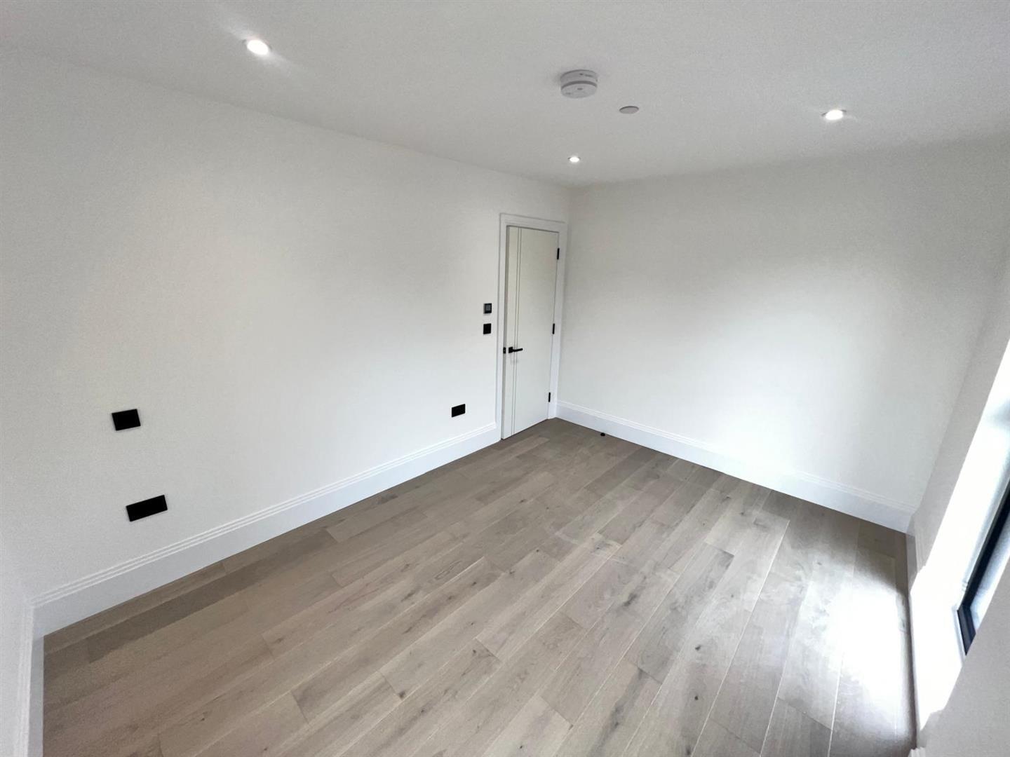Flat Rotherhithe Street in Greater London