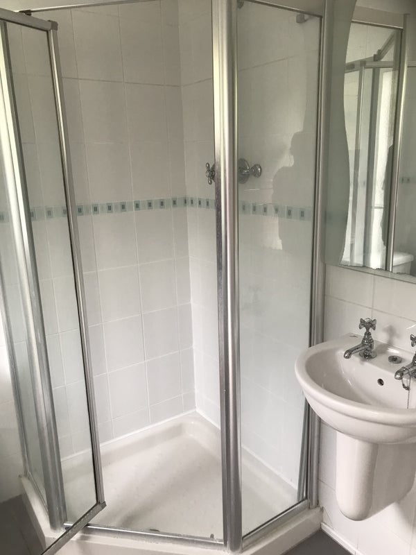 Room Brackenwood Road in Clevedon