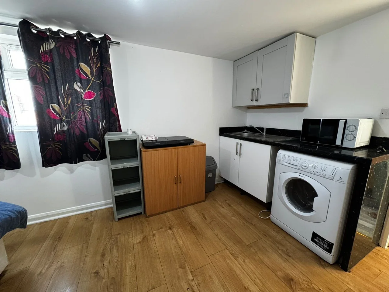 Flat Lavender Avenue in Greater London
