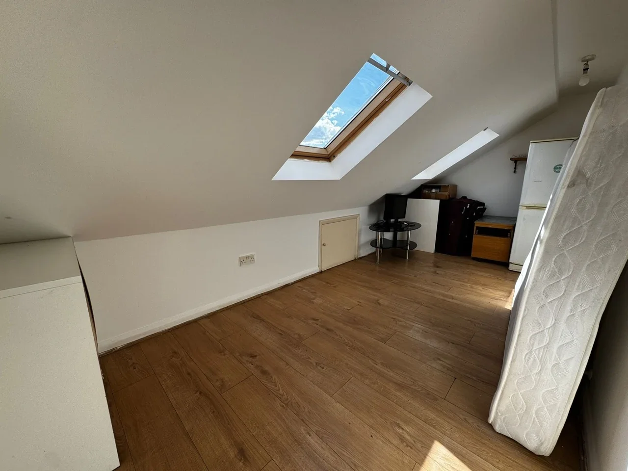 Flat Lavender Avenue in Greater London